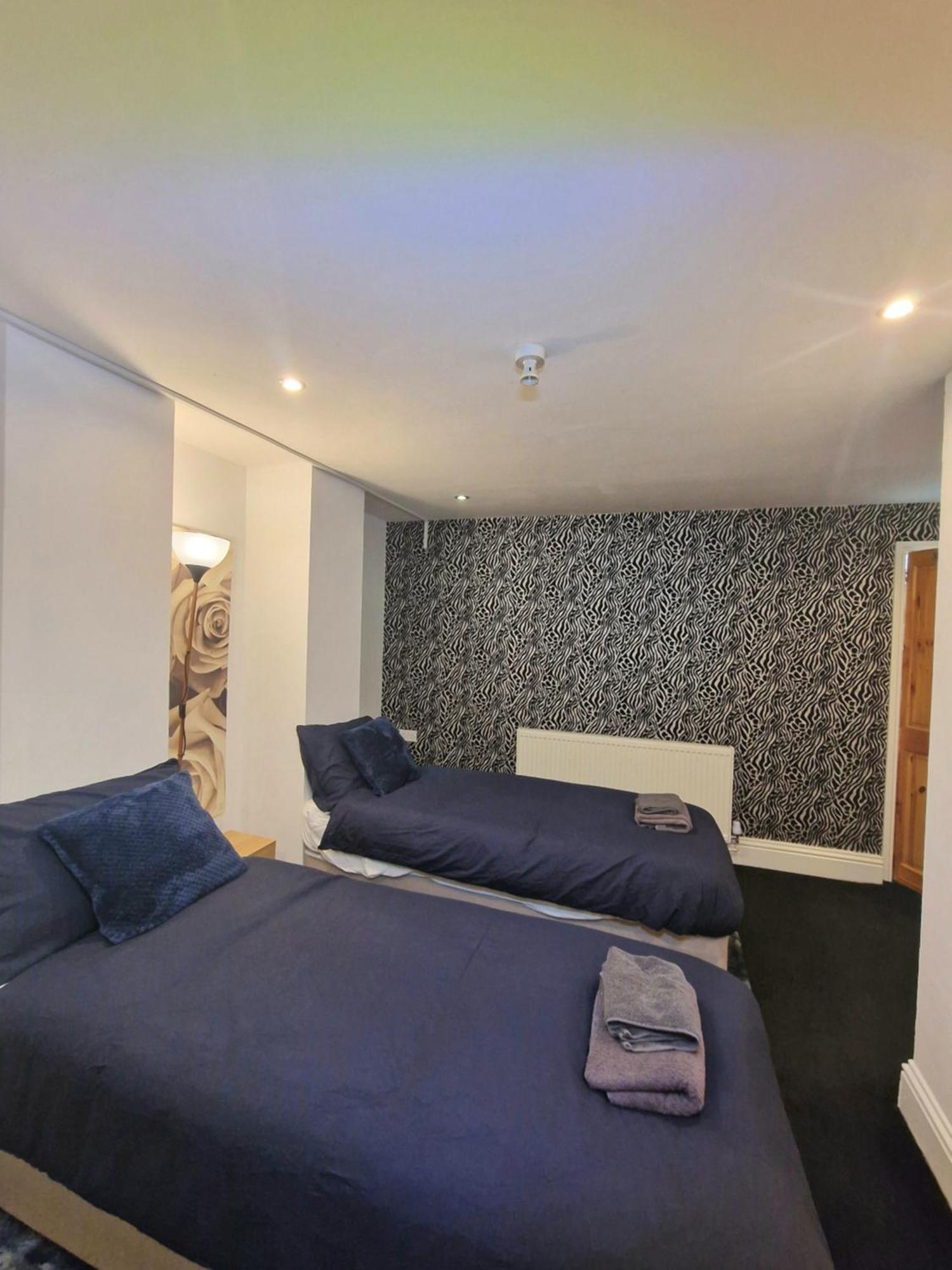 Private Courtyard Apartment In Bradford With Parking Shipley  Eksteriør bilde