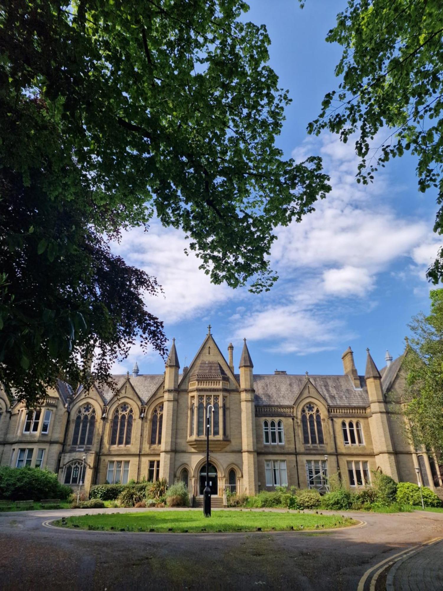Private Courtyard Apartment In Bradford With Parking Shipley  Eksteriør bilde